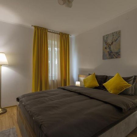 Luxury 2 Bedroom Holiday Apartment Pitesti Exterior photo